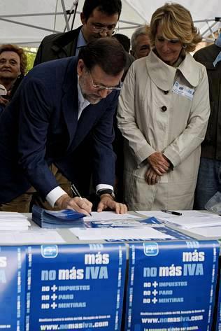 Rajoy y Espe Aguirre firmando No más IVA